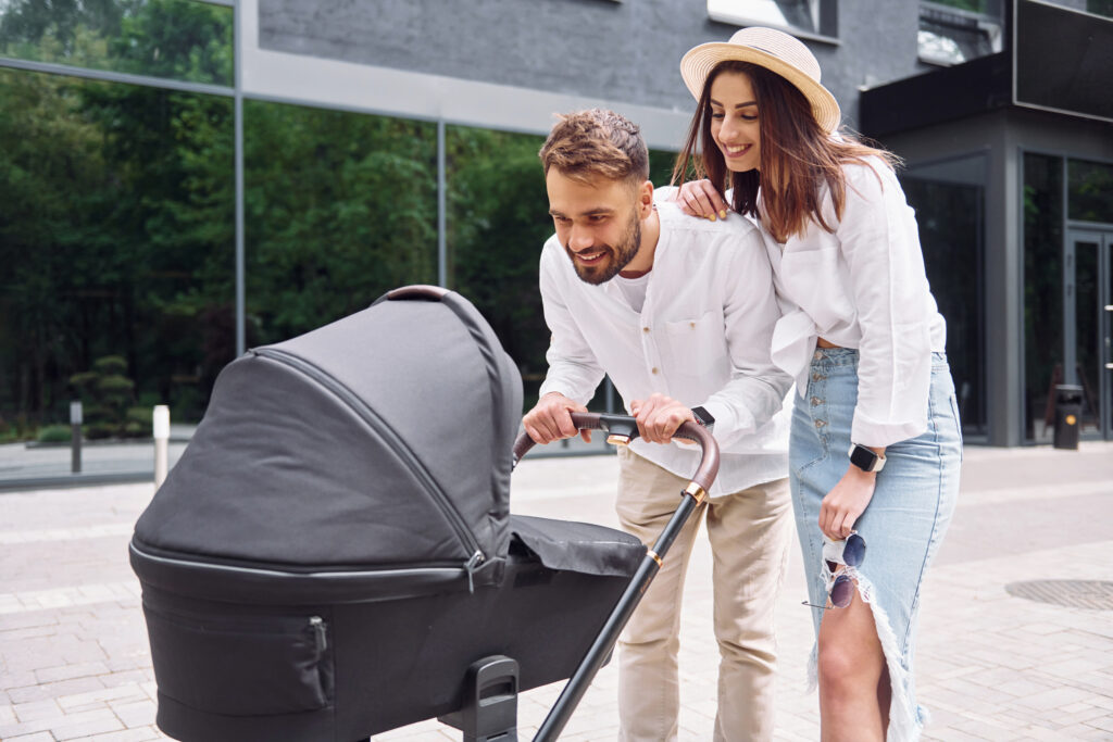 couple avec poussette - Le poids de l'enfance - Christelle vardis