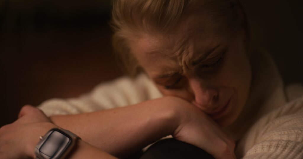 femme pleure seule - burnout - Christelle Vardis