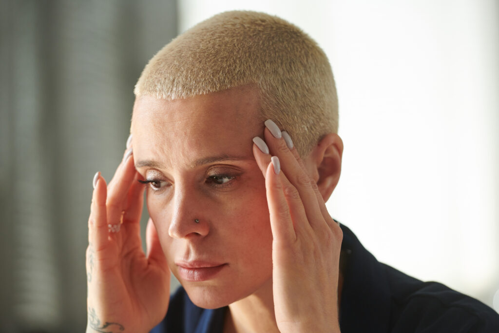 femme stressée -arrêter de faire passer les autres avant soit -Psychothérapie six fours- Christelle Vardis