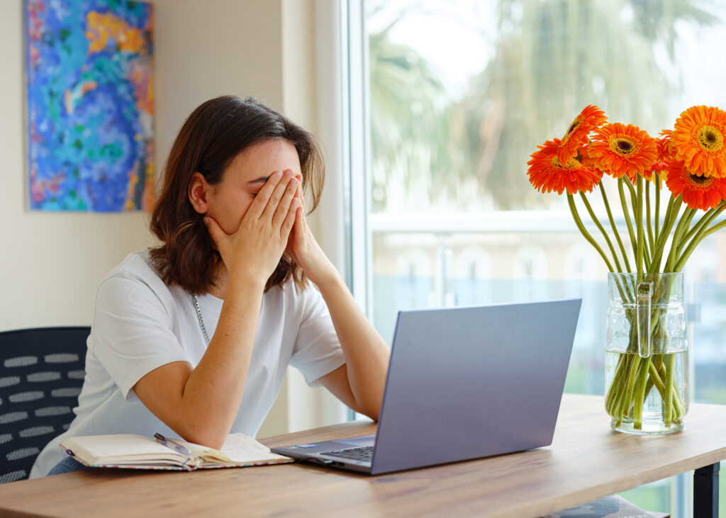 femme burnout devant ordinateur - Christelle Vardis